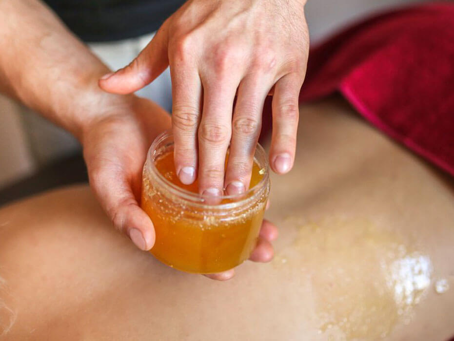Нанесение мёда на тело при массаже